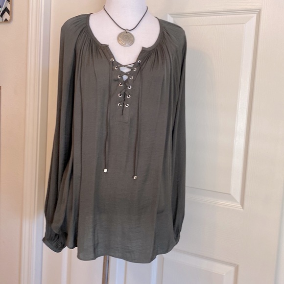Beautiful dark olive  green Jennifer Lopez blouse!! Large - Picture 3 of 8